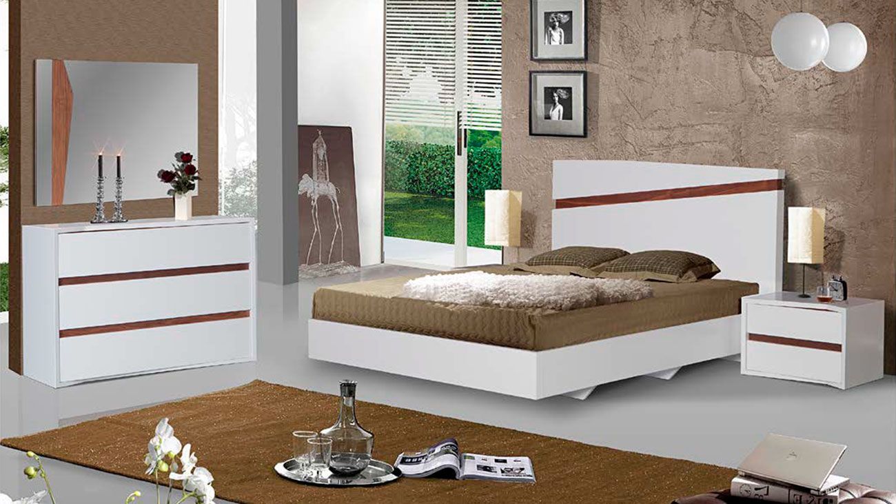 Quarto Casal 057, Quartos de Casal completos com cama de casal e mesas de cabeceira.