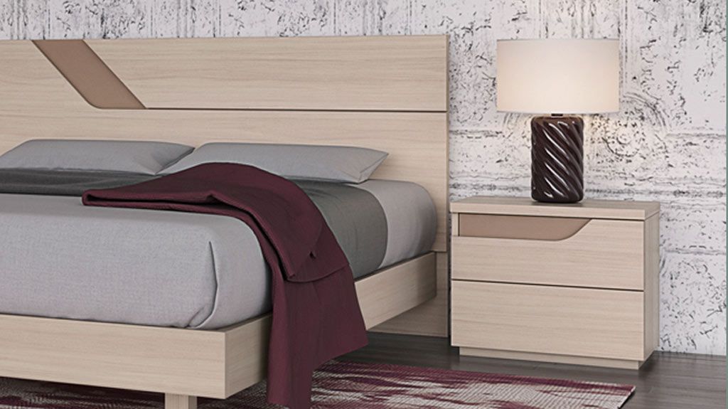 Quarto Casal CR02, Quartos de Casal completos com cama de casal e mesas de cabeceira.