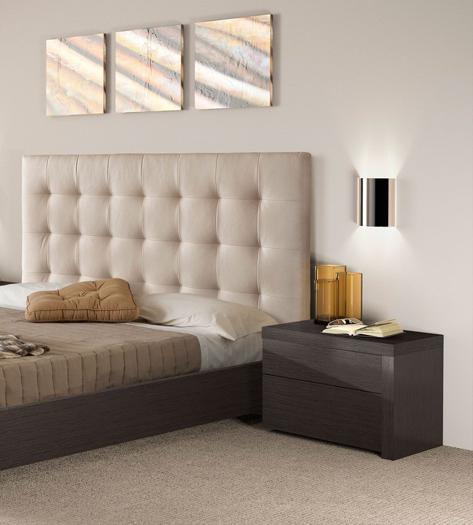 Quarto Casal NB 550, Quartos de Casal completos com cama de casal e mesas de cabeceira.