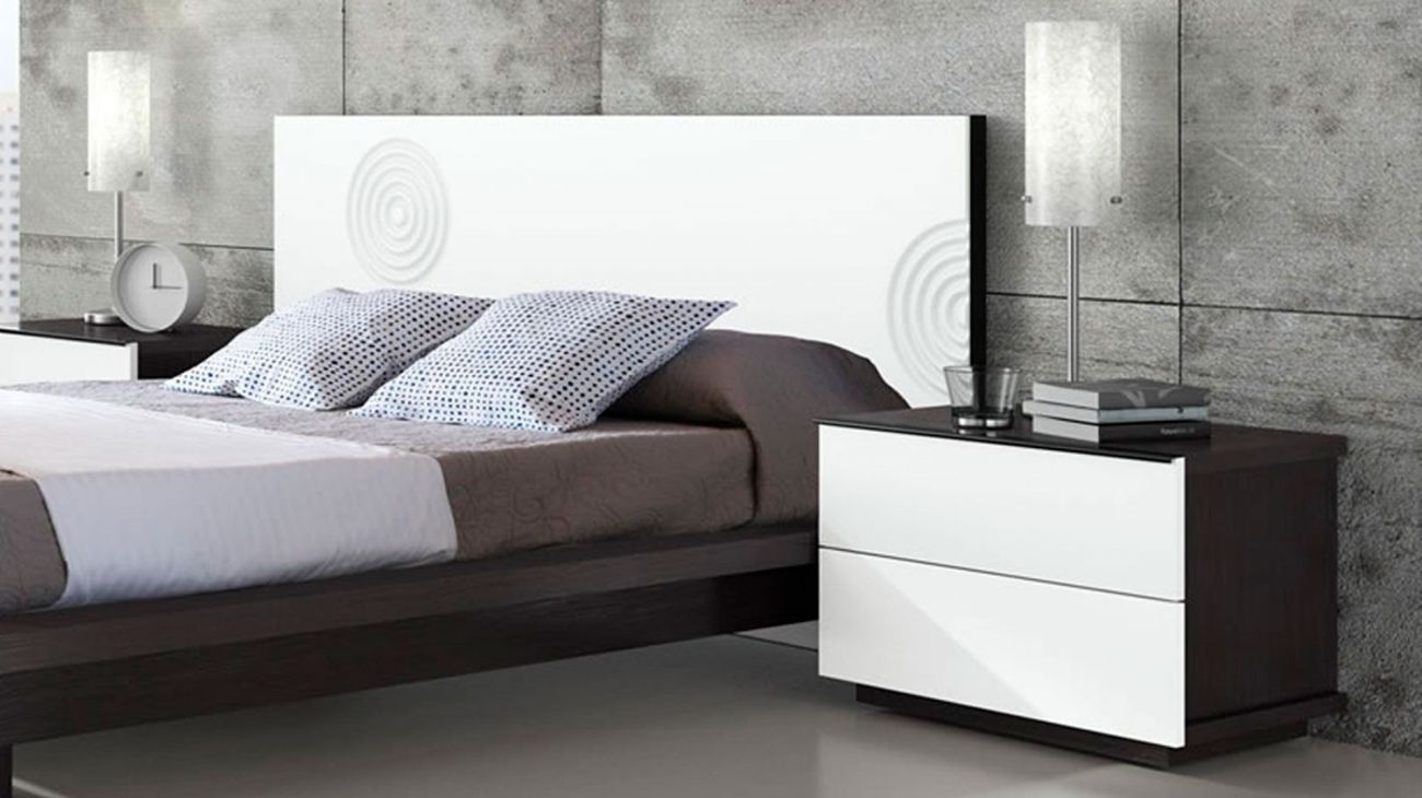 Quarto Casal BL 230, Quartos de Casal completos com cama de casal e mesas de cabeceira.